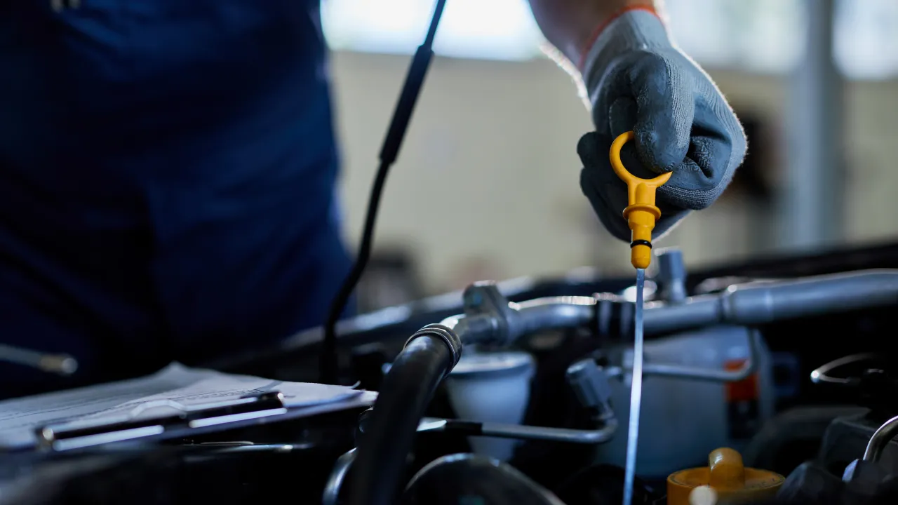 Перевірка рівня масла: як не вбити двигун простим «доливанням» 