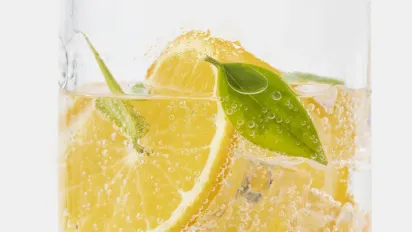 Чому газована «солодка» вода може прискорювати випадіння волосся: що робити - фото