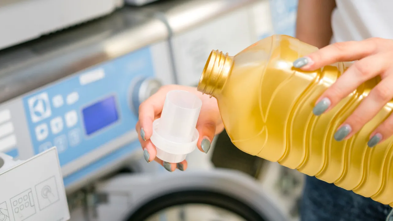 Що буде з одягом, якщо додати забагато кондиціонера для білизни 