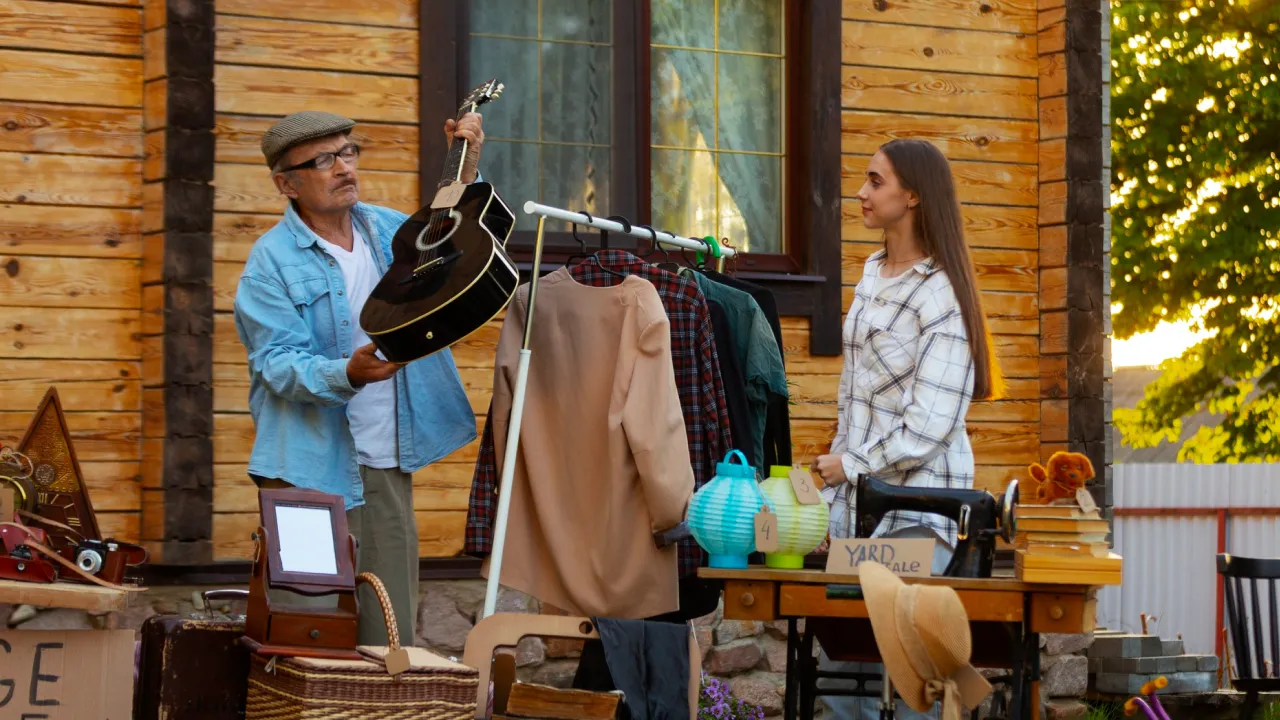 На що не варто витрачати гроші: речі, яких слід уникати на секондах і барахолках 