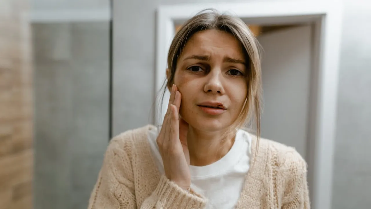 Від червоного до жовтого: як і чому змінюється колір синяка 