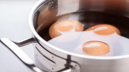 Для чого перед варінням треба потрясти яйце: маленька хитрість господинь - фото