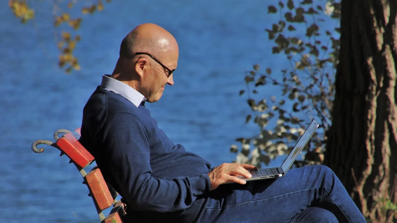 Чи варто працювати на пенсії після 60: як зростуть виплати 