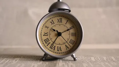 Коли Україна перейде на зимовий час у 2025 році: названо дату - фото