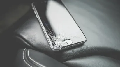 Чи варто ремонтувати дисплей смартфона: заміна скла чи повного модуля? - фото