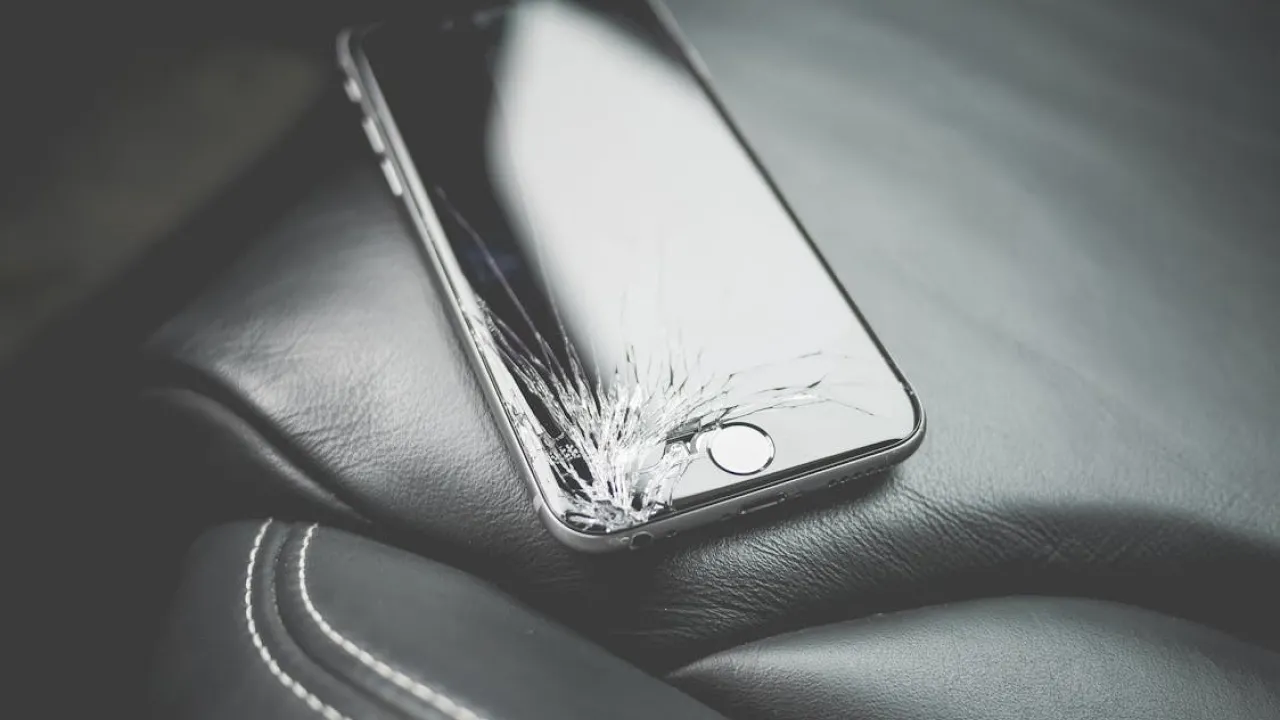 Чи варто ремонтувати дисплей смартфона: заміна скла чи повного модуля? 