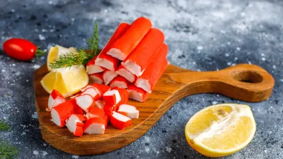 Палички без краба: як риба перевдяглася в делікатес - фото