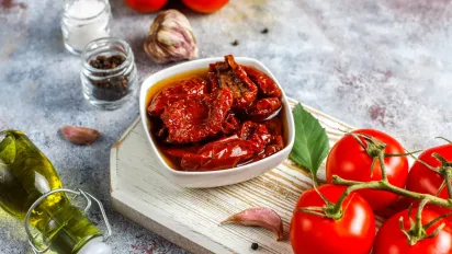 Краще, ніж мариновані та квашені: як приготувати в’ялені помідори на зиму - фото