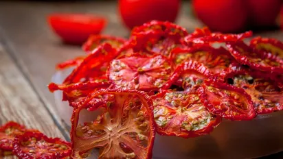 В’ялені помідори в духовці: як з простих помідорів зробити кулінарну “родзинку” - фото