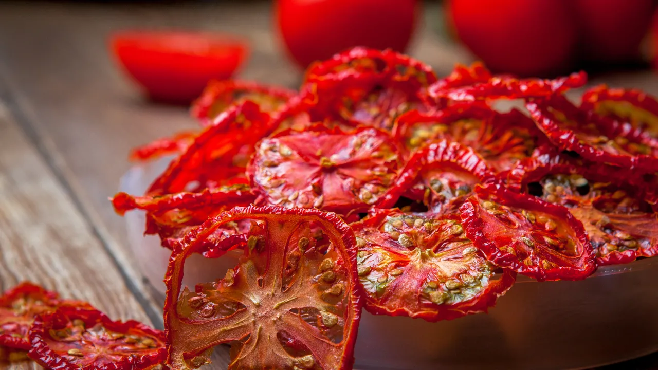 В’ялені помідори в духовці: як з простих помідорів зробити кулінарну “родзинку” 