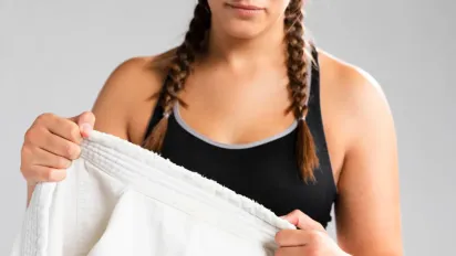 Як швидко вивести плями від олії з одягу: дієві поради господинь - фото