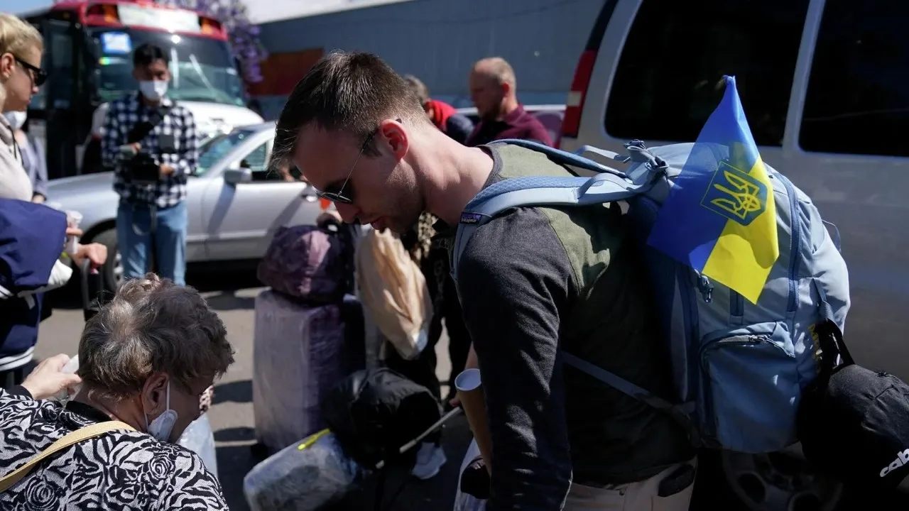 Чи загрожує виїзд чоловіків 18–22 років за кордон ринку праці: відповідь від НБУ 