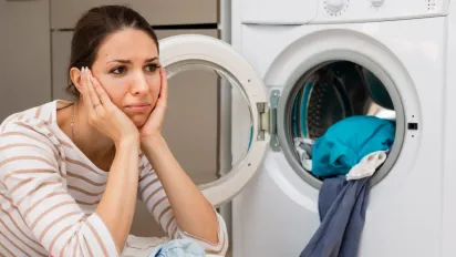 Чому речі після прання пахнуть затхлістю і як цього уникнути - фото