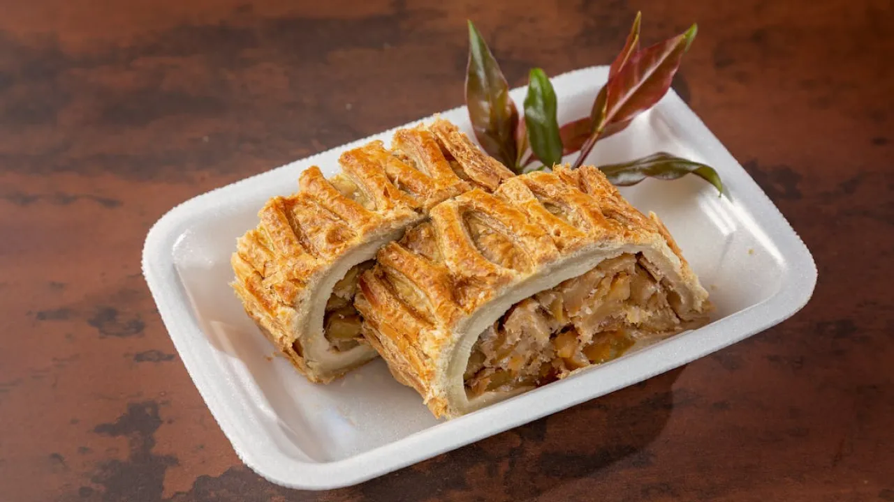 Рецепт дня: лінивий яблучний штрудель із лаваша 