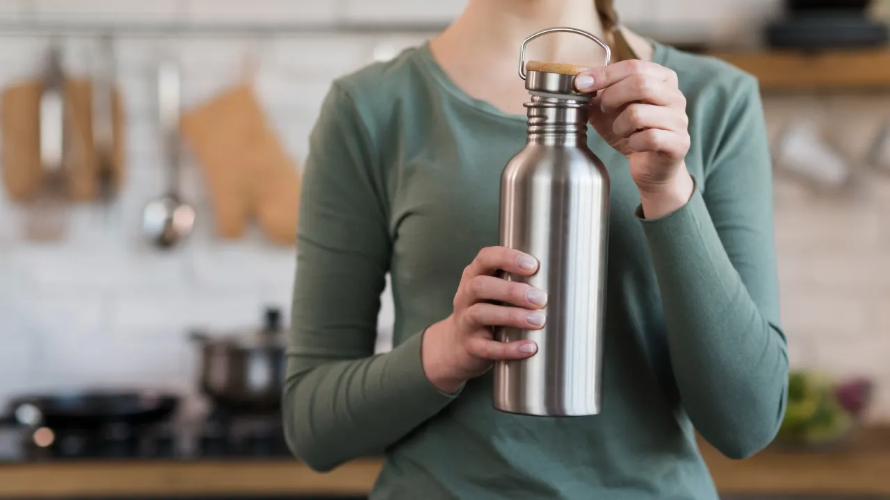 Термос знову як новий: що потрібно додати у воду, щоб прибрати бруд всередині 