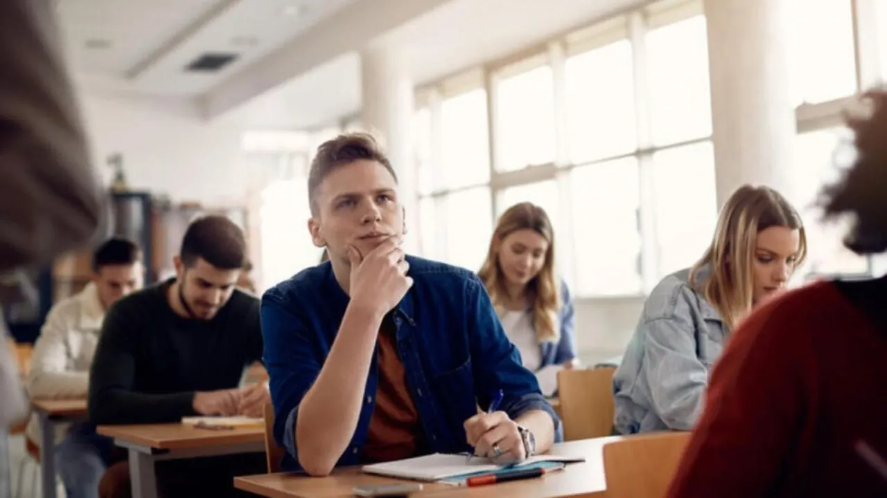 У МОН розповіли скільки чоловіків віком 25+ вступили до вишів у 2025 році 