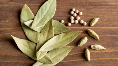 Навіщо класти лавровий лист у цукорницю: порада від досвідчених господинь - фото