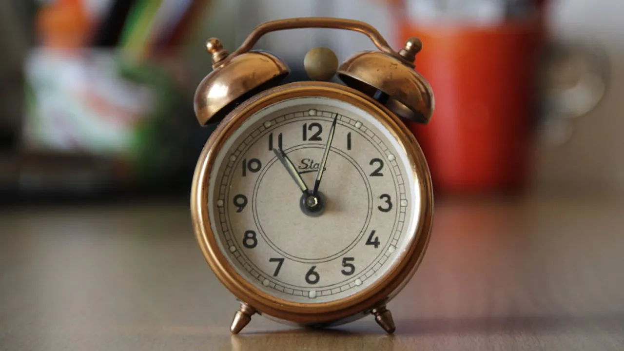 Переведення годинників на зимовий час в Україні 2025: названа дата 