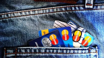 Стосується тих, хто має закордоном українську банківську картку: озвучили важливу інформацію - фото