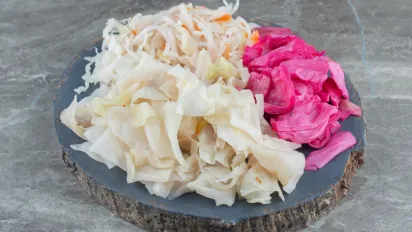 Солодка маринована капуста на зиму: готово за одну ніч - фото