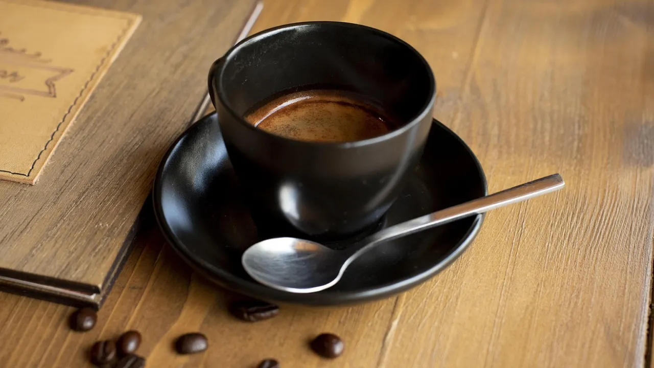 Не поспішайте викидати: як кавова гуща здатна врятувати ваш сад 