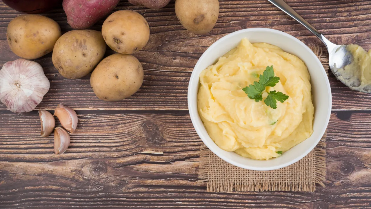 Ви все ще варите картоплю у звичайній воді? Ось як зробити пюре смачнішим 