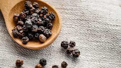 Навіщо садівники посипають грядки чорним перцем: це потрібно робити саме у вересні - фото