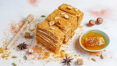 Медовик без випікання — швидкий рецепт торта без духовки й міксера  - фото