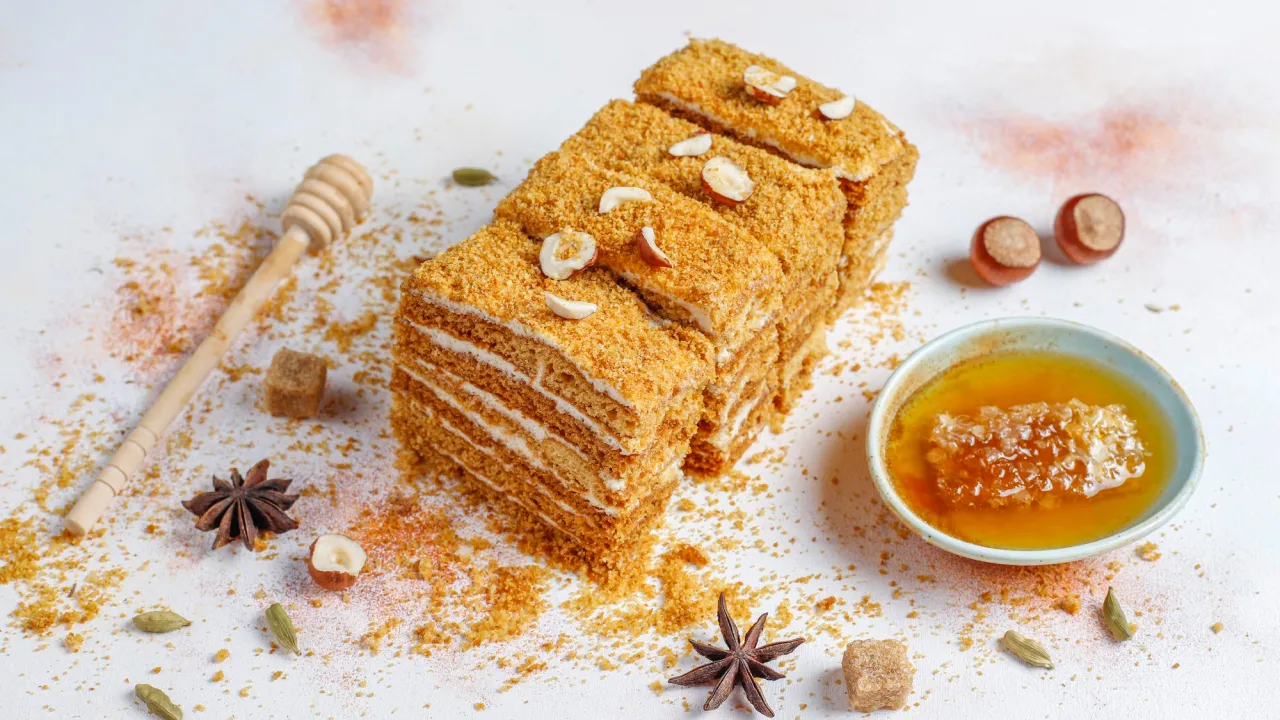 Медовик без випікання — швидкий рецепт торта без духовки й міксера  