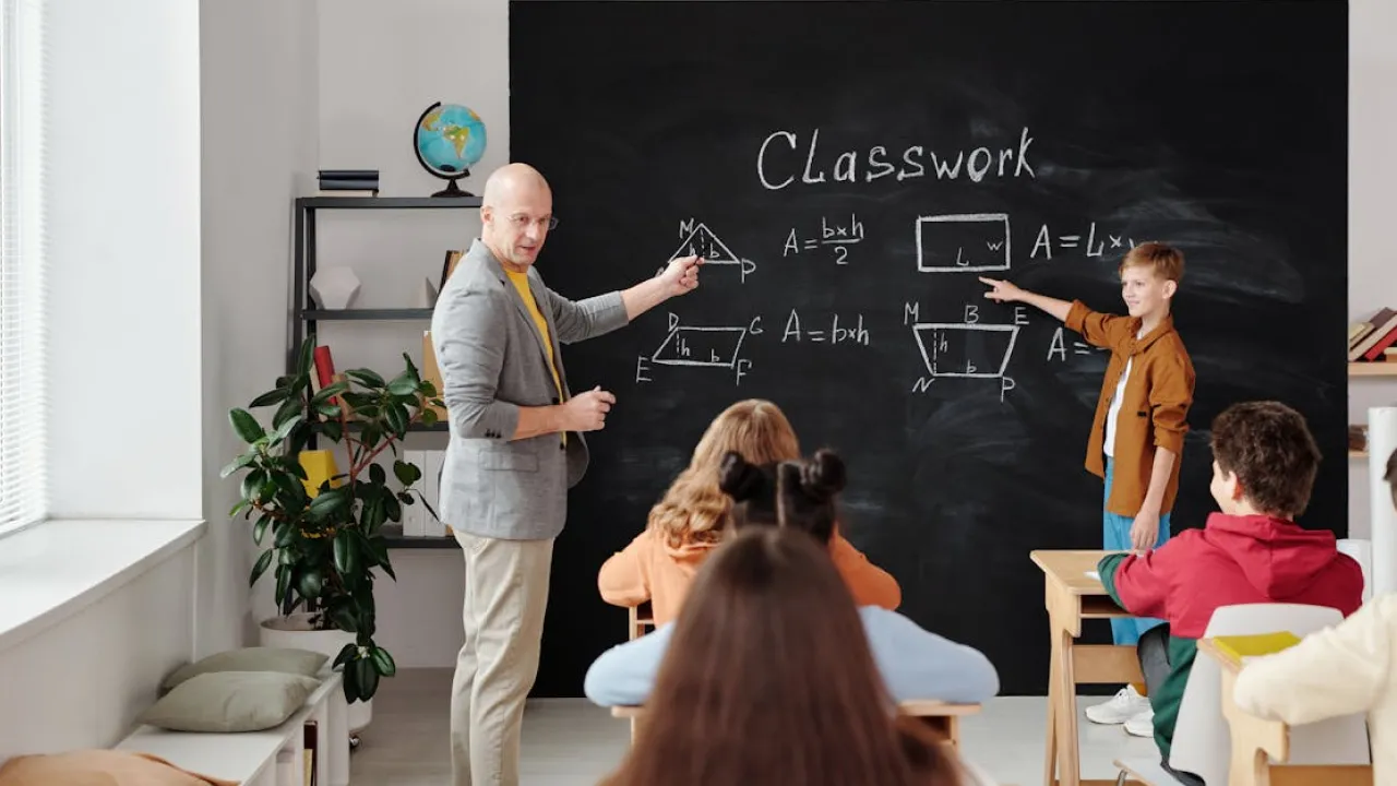 Чи мають батьки здавати гроші «на штори» у школі: роз'яснення 