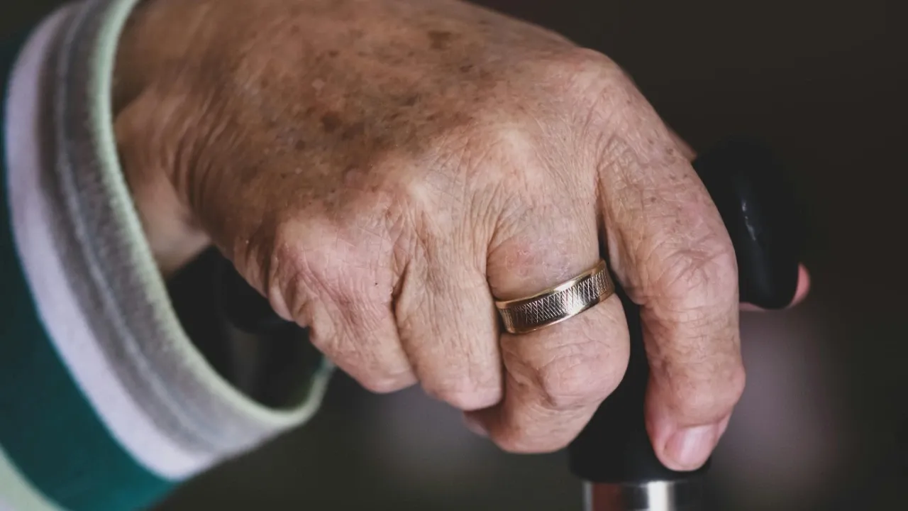 Пенсіонерів масово штрафують: можуть забрати половину пенсії 