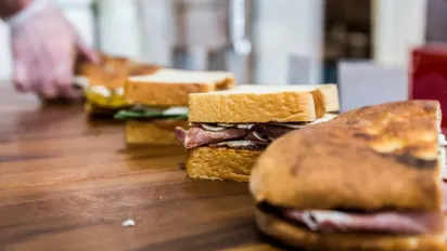 Чому звичний бутерброд із ковбасою та сиром найбільше шкодить здоров'ю - фото