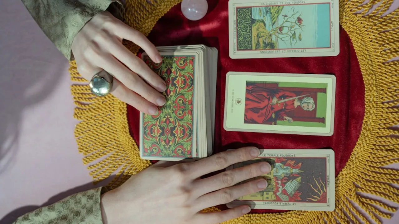 Гороскоп на 19 вересня 2025 року за картами Таро для всіх знаків Зодіаку 