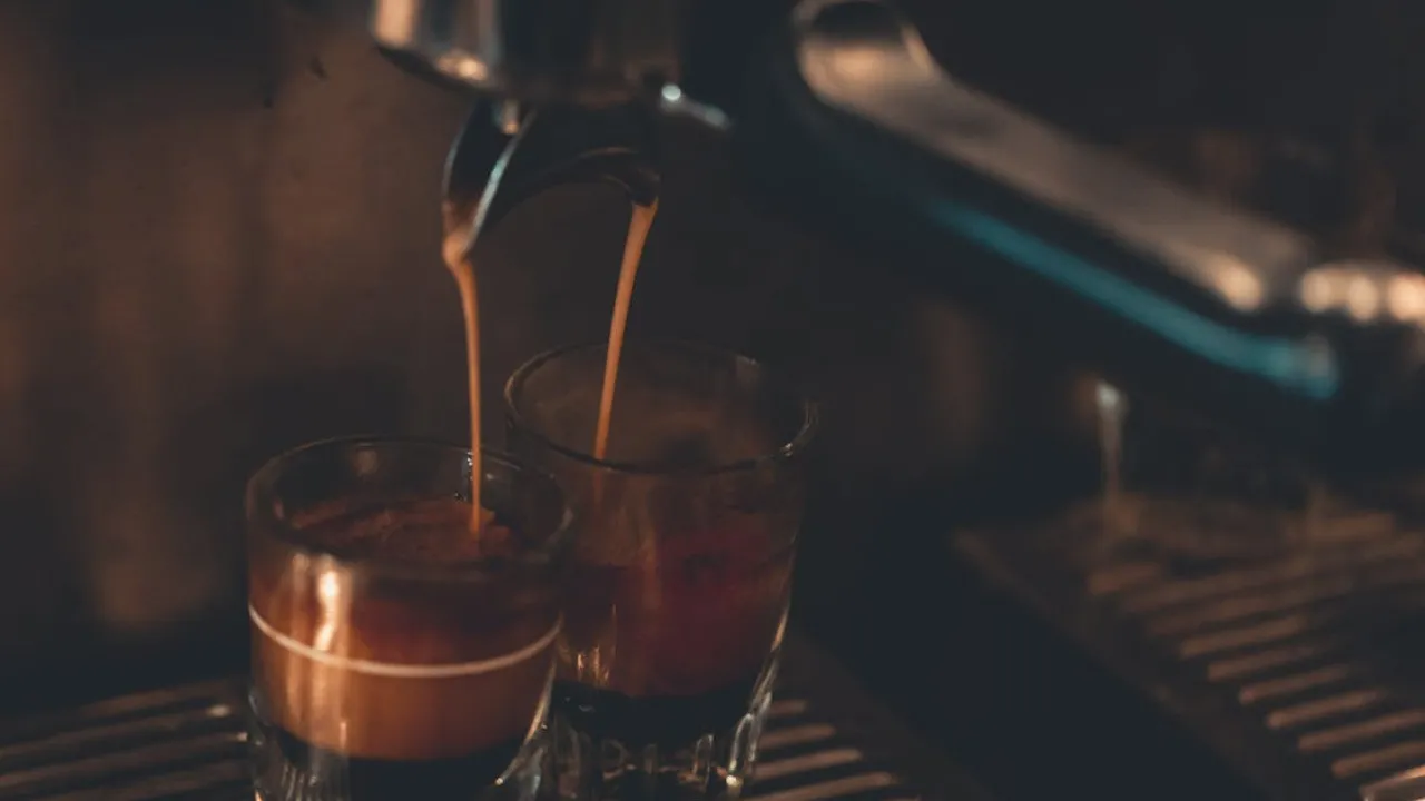 Топ гарячих кавових напоїв для осені: що варто спробувати 