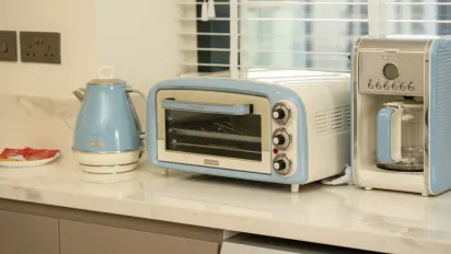 Може спричинити пожежу: який прилад потрібно вимикати перед виходом з дому - фото