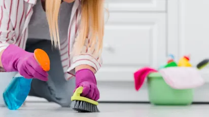 Чистота без хімії: як сода легко прибирає жир з кухні - фото