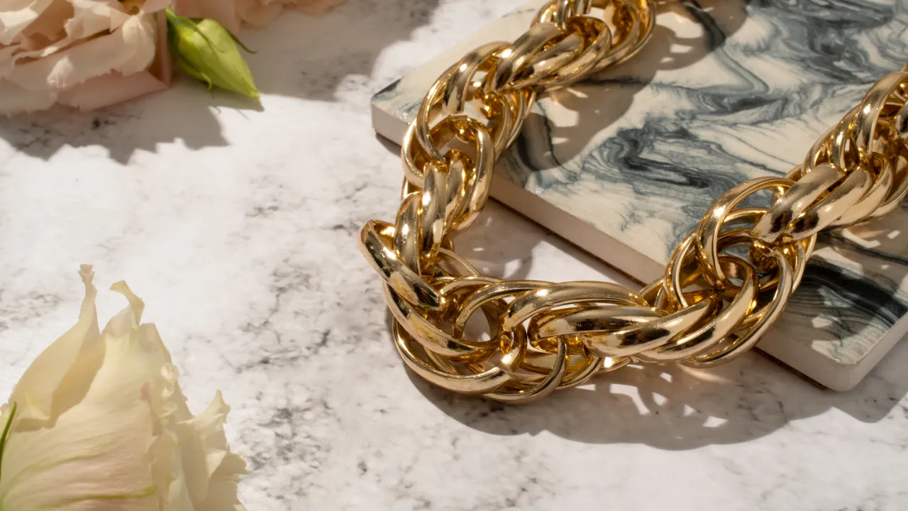 Який колір золота найдорожчий: що визначає справжню цінність дорогоцінного металу 