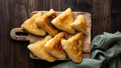 Простий салат, що легко стає смачною начинкою для пиріжків - фото