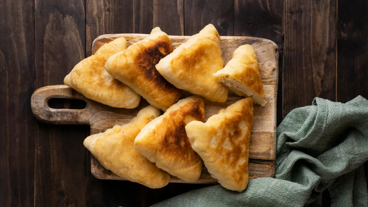 Простий салат, що легко стає смачною начинкою для пиріжків 