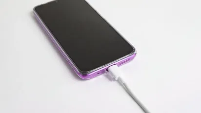 Скільки разів на день можна підключати смартфон до зарядки, щоб батарея служила втричі довше - фото