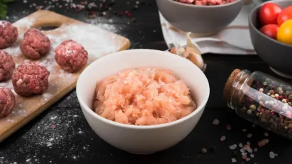 Як зробити покупний курячий фарш кращим: секрети соковитих котлет - фото