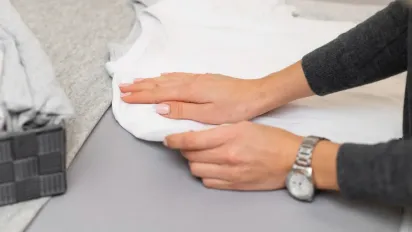 Заморожування чи праска: який спосіб найкраще працює проти жуйки на одязі - фото