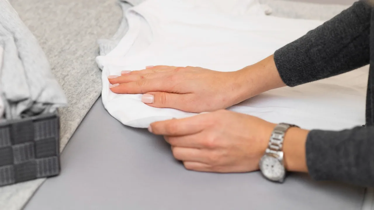 Заморожування чи праска: який спосіб найкраще працює проти жуйки на одязі 