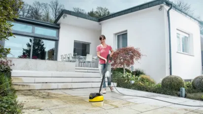 Чистота без компромиссов: как быстро навести порядок во дворе и доме - фото