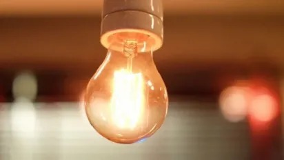 В Україні з 1 жовтня почнуть виплачувати грошову допомогу на оплату електроенергії: хто отримає - фото