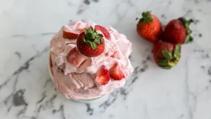 Peach Melba: класичний десерт з персиками і малиновим сиропом - фото