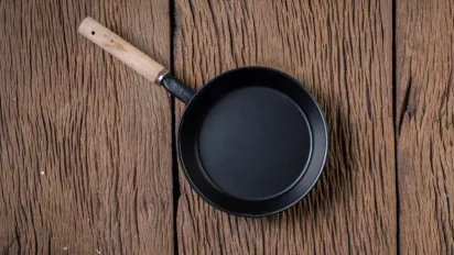 Як відмити пригорілу сковороду без хімії: перевірені способи - фото