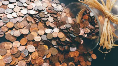 Три речі, які варто зробити в день отримання зарплати, щоб гроші водилися - фото