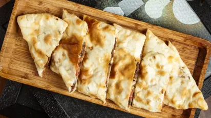 Ліниві хачапурі: простий рецепт з лаваша для швидкої закуски - фото