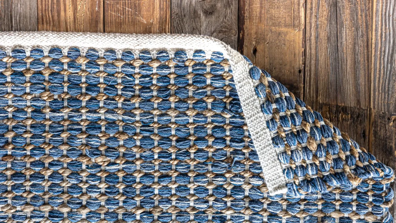 Господині поділилися секретом: як прибрати запах із килима без хімії 